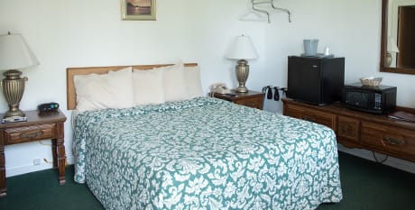 room with queen bed near acadia national park